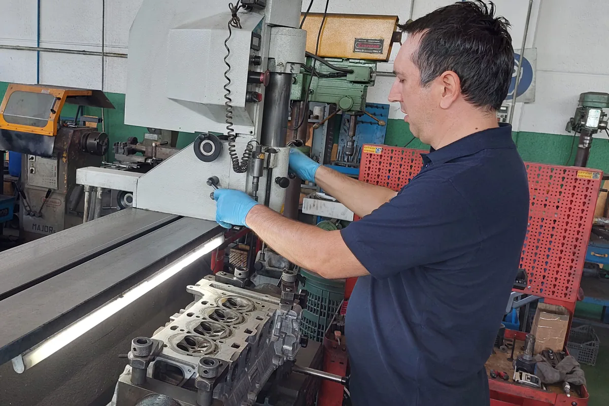 Officina rettifica motori DEM. AUTO Srl - lavorazione di precisione con garanzia 24 mesi