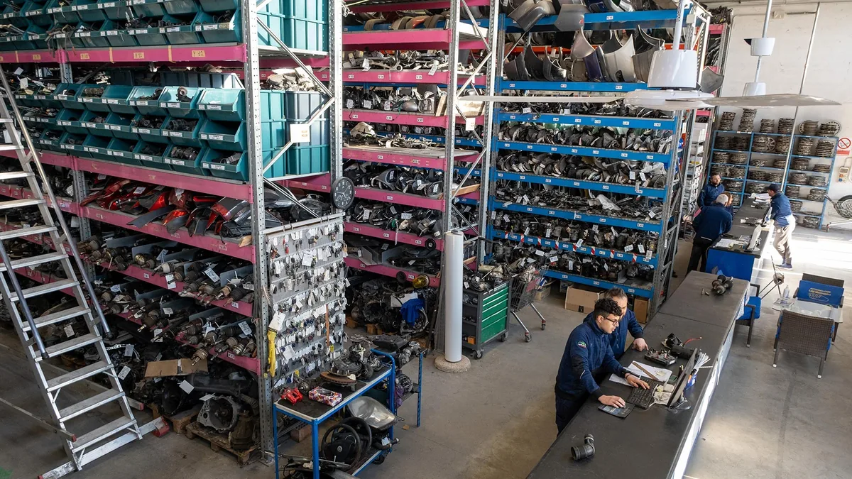 Il nostro reparto vendite con clienti - DEM. AUTO Srl, oltre 16 anni di esperienza nei motori usati e rettificati